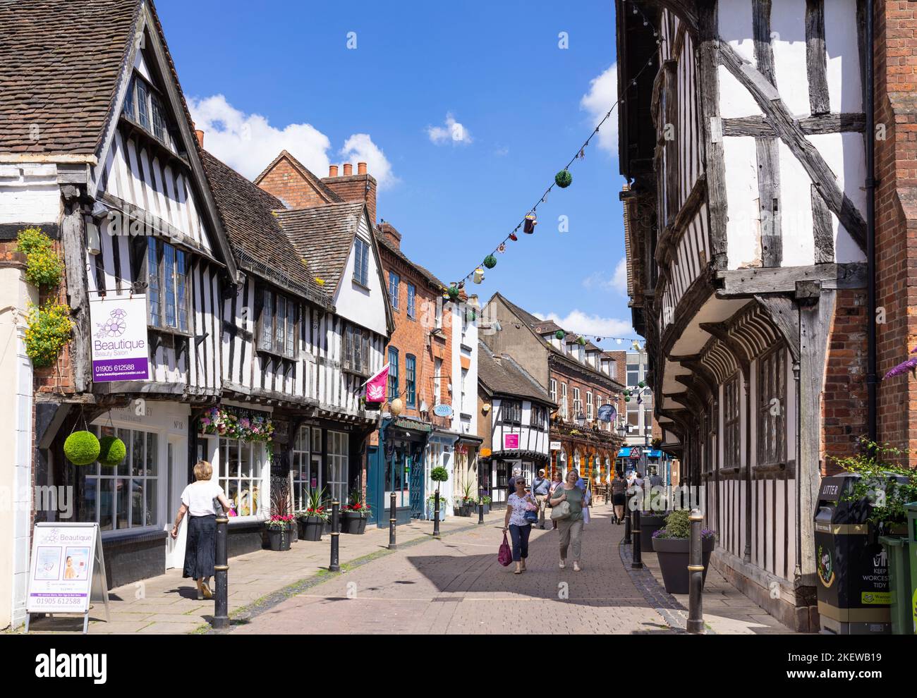 Worcester Friar Street negozi e le imprese sulla vecchia strada a graticcio nel centro di Worcester Worcester Worcester Worcester Inghilterra Regno Unito GB Europa Foto Stock