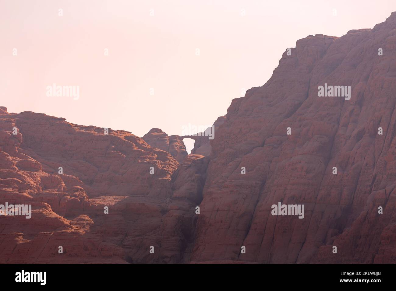 Burdah Rock Bridge nel deserto di Wadi Rum, Giordania Foto Stock