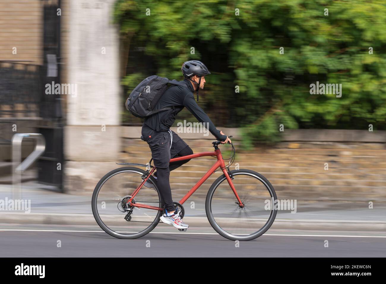 Un uomo in bicicletta lungo Waterloo Road, Londra, Regno Unito. 16 Ott 2022 Foto Stock