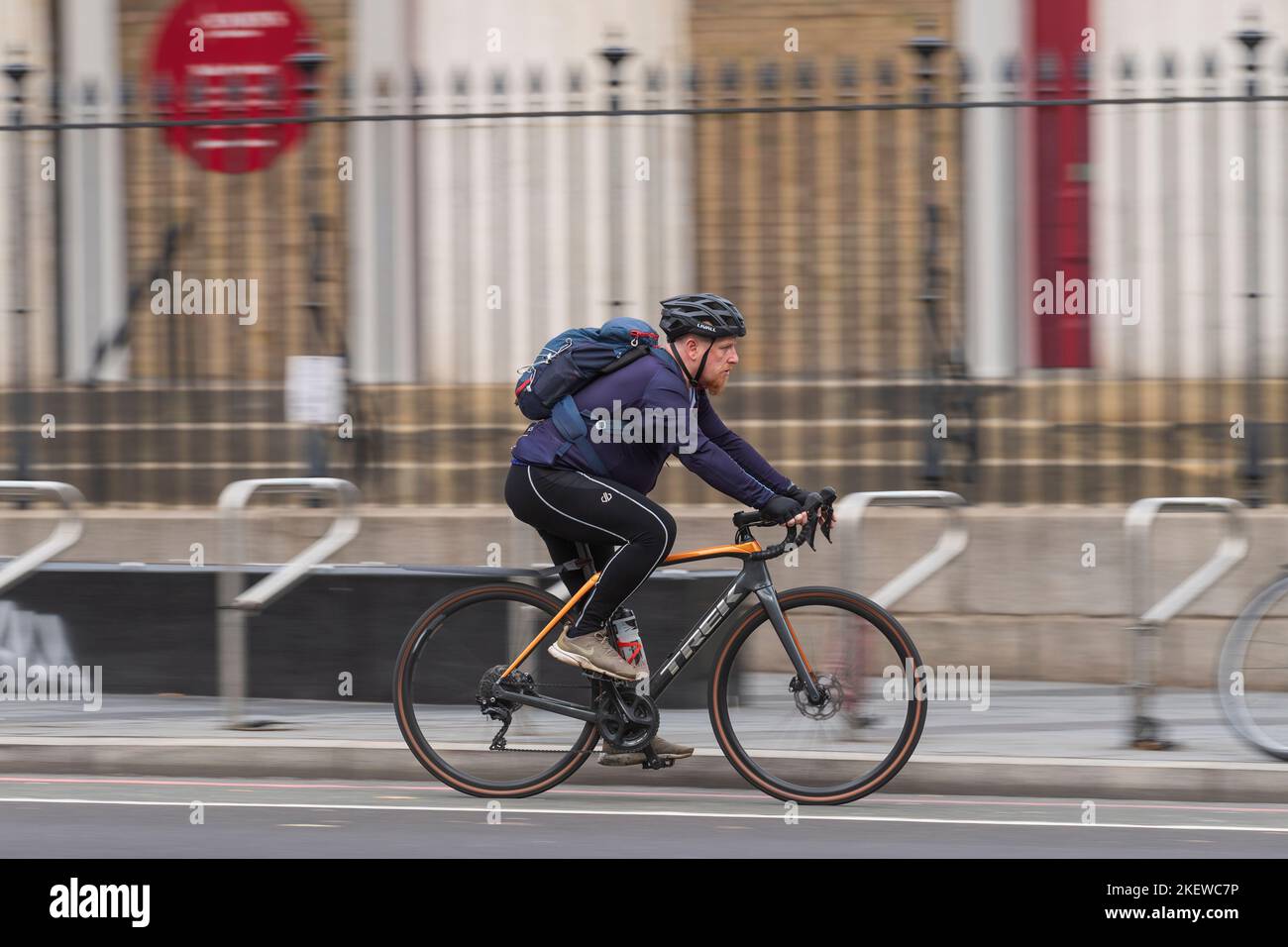 Un uomo in bicicletta lungo Waterloo Road, Londra, Regno Unito. 16 Ott 2022 Foto Stock