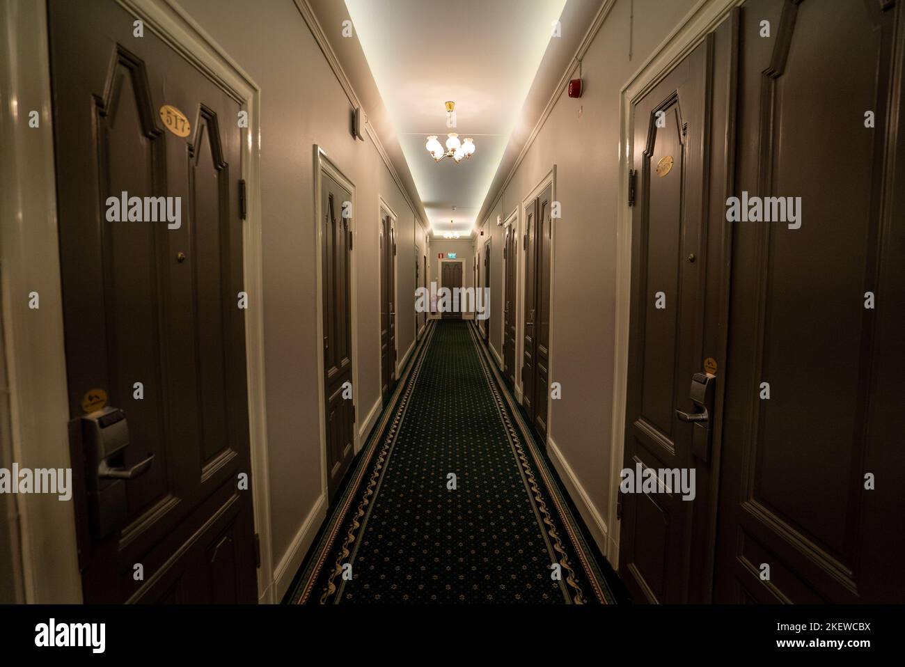 La vista si affacciava su un vecchio corridoio dell'hotel, simile al The Shining. Foto Stock
