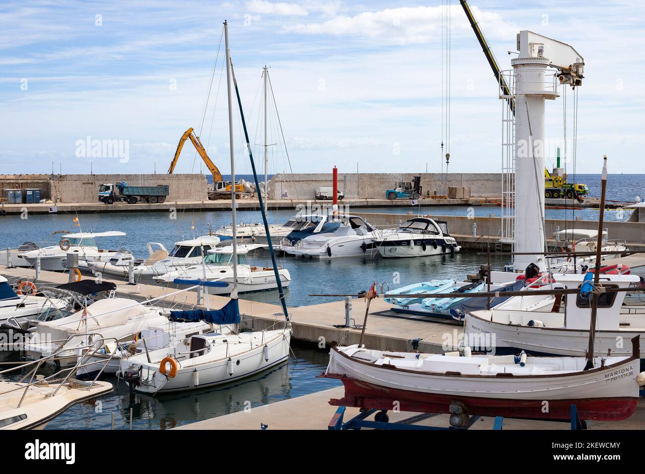 Cala Ratjada, Palma di Maiorca - Spagna - 28 settembre 2022. Piccole barche nel porto di Cala Ratjada in una soleggiata mattinata estiva Foto Stock