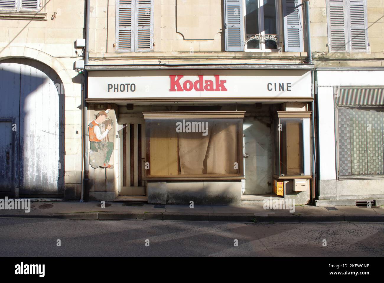 Vintage abbandonato fotocamera negozio con facciata retrò qui situato nella bella città di Donzy situato nella regione Nièvre della Francia. Foto Stock