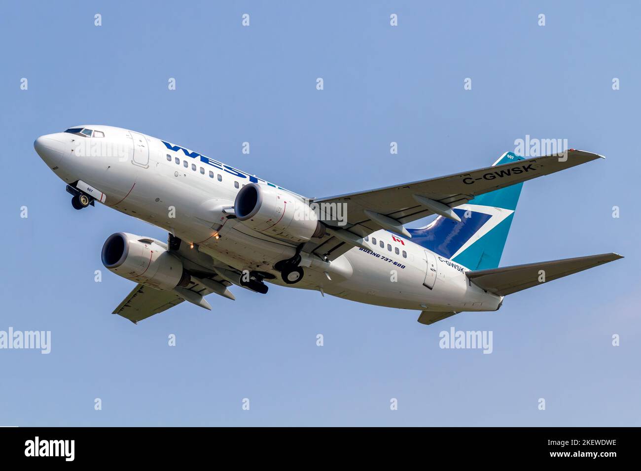 Un aereo di linea passeggeri commerciale WestJet 737-600 poco dopo il decollo dall'aeroporto internazionale di Londra a Londra, Ontario, Canada. Foto Stock