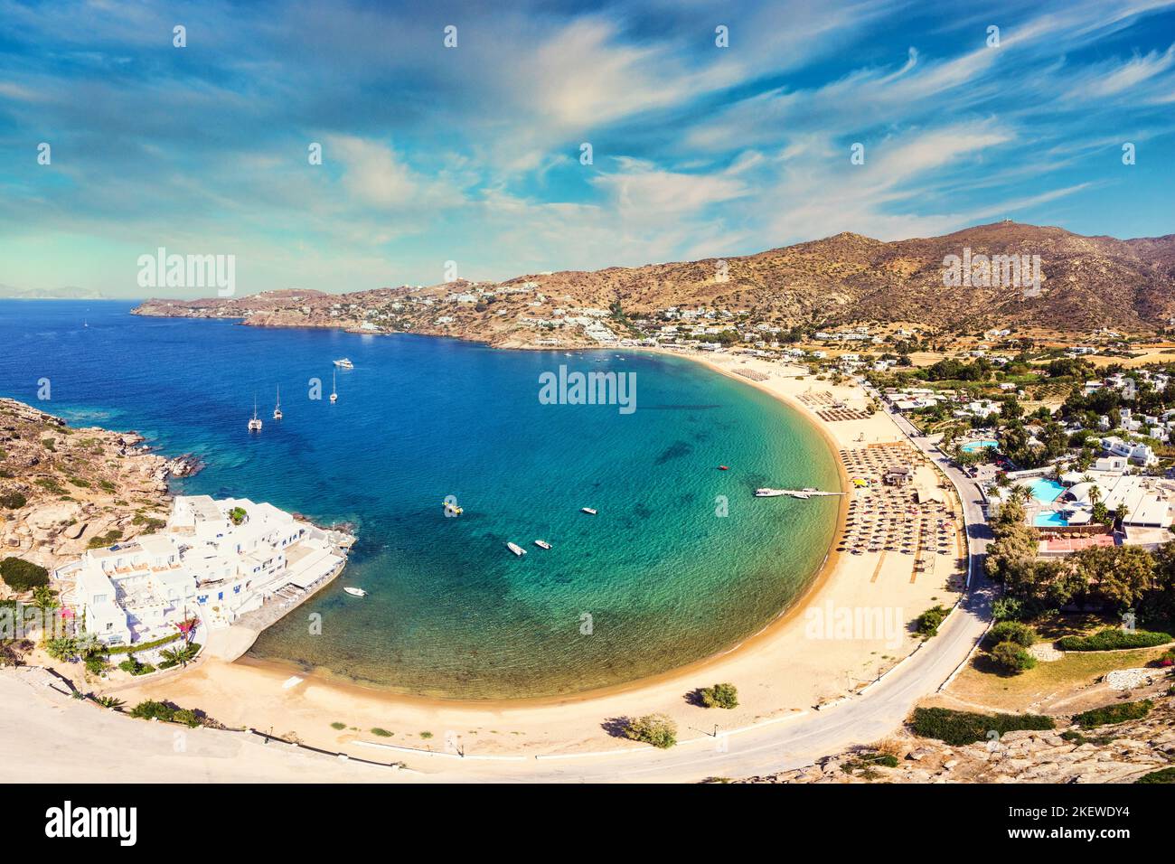 La spiaggia di sabbia Mylopotas nell'isola di iOS, Grecia Foto Stock