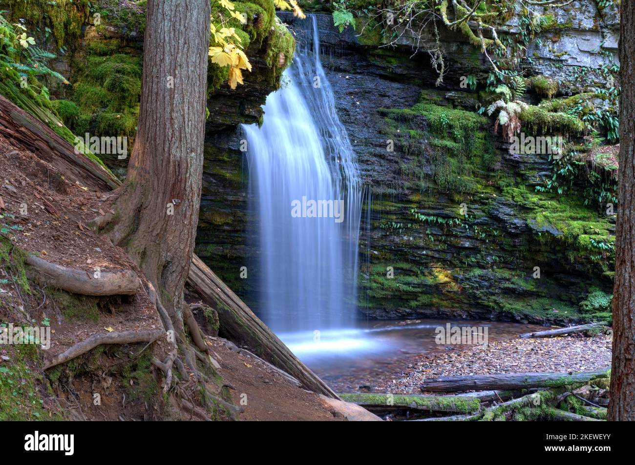 Un sentiero difficile da raggiungere premia un escursionista con due spettacolari cascate che sono gemme in Idaho, il Gem state. Foto Stock