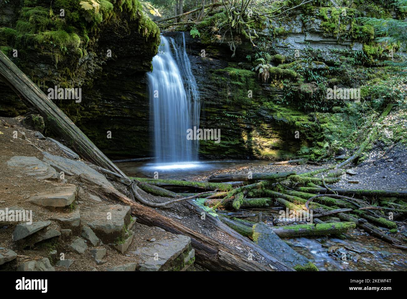 Un sentiero difficile da raggiungere premia un escursionista con due spettacolari cascate che sono gemme in Idaho, il Gem state. Foto Stock