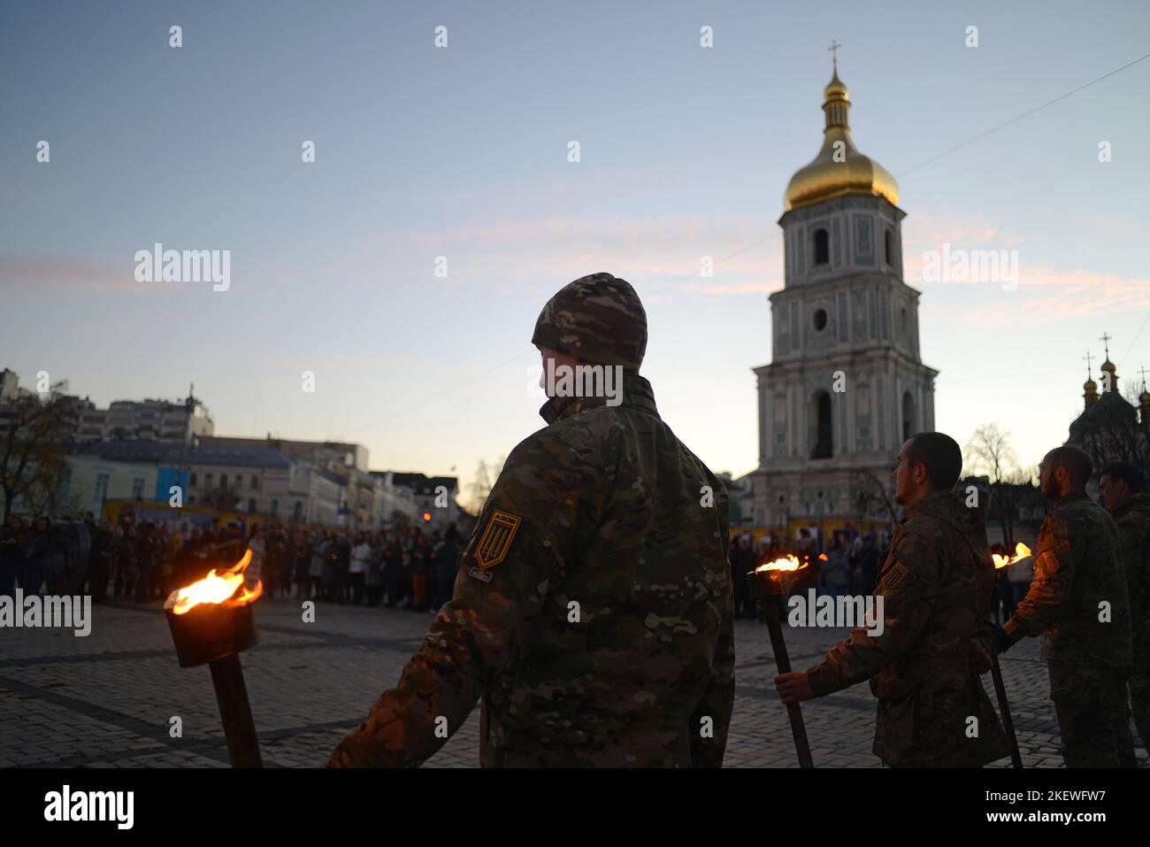 KIEV, UCRAINA - 13 NOVEMBRE 2022 - i soldati del reggimento di Azov detengono torce brucianti per commemorare i loro fratelli caduti in armi durante il mistero del reggimento celeste di Azov in piazza Sofiyska, Kyiv, capitale dell'Ucraina. Foto Stock