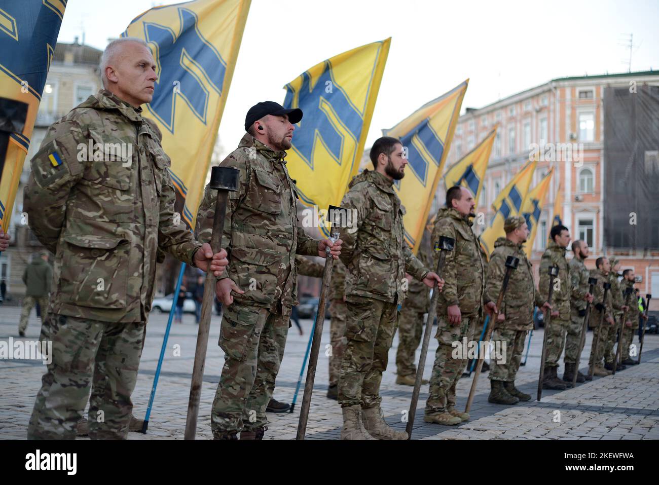 KIEV, UCRAINA - 13 NOVEMBRE 2022 - i soldati del reggimento di Azov detengono bandiere per commemorare i loro fratelli caduti in armi durante il Reggimento celeste di Azov in piazza Sofiyska, Kyiv, capitale dell'Ucraina. Foto Stock