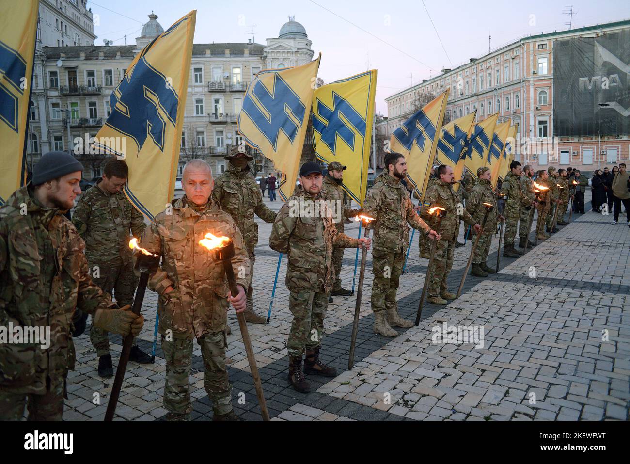 KIEV, UCRAINA - 13 NOVEMBRE 2022 - i soldati del reggimento di Azov detengono bandiere e torce brucianti per commemorare i loro fratelli caduti in armi durante il mistero del reggimento celeste di Azov in piazza Sofiyska, Kyiv, capitale dell'Ucraina. Foto Stock