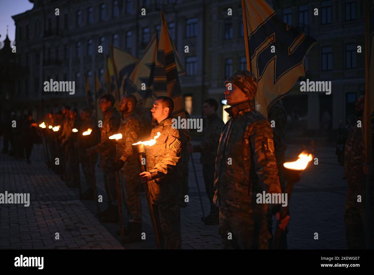KIEV, UCRAINA - 13 NOVEMBRE 2022 - i soldati del reggimento di Azov detengono bandiere e torce brucianti per commemorare i loro fratelli caduti in armi durante il mistero del reggimento celeste di Azov in piazza Sofiyska, Kyiv, capitale dell'Ucraina. Foto Stock