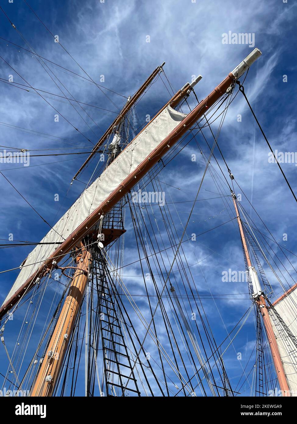 Veliero Mast Pierces il cielo. Foto Stock