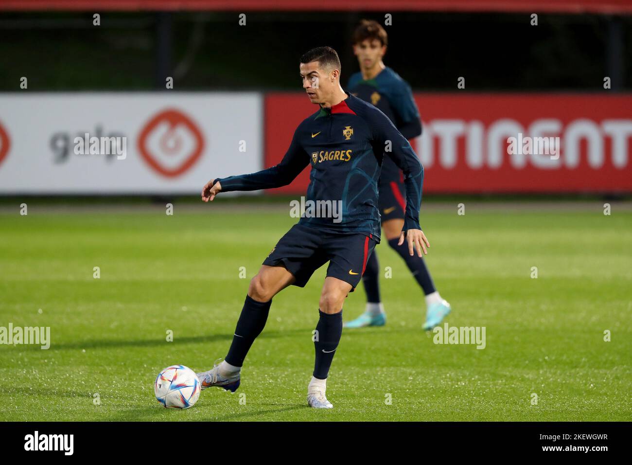 Oeiras, Portogallo. 14th Nov 2022. Il futuro portoghese Cristiano Ronaldo partecipa a una sessione di allenamento al campo di allenamento Cidade do Futebol di Oeiras, Portogallo, il 14 novembre 2022, in vista del torneo di calcio della Coppa del mondo del Qatar 2022. (Credit Image: © Pedro Fiuza/ZUMA Press Wire) Foto Stock