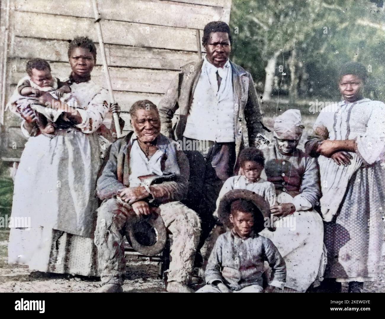 EX FAMIGLIA DI SCHIAVI in Carolina del Sud. Foto del fotografo irlandese-americano Timothy o'Sullivan (1840-1882) dopo che le forze dell'Unione hanno catturato l'area costiera di Sea Island dello stato. Immagine a colori. Foto Stock