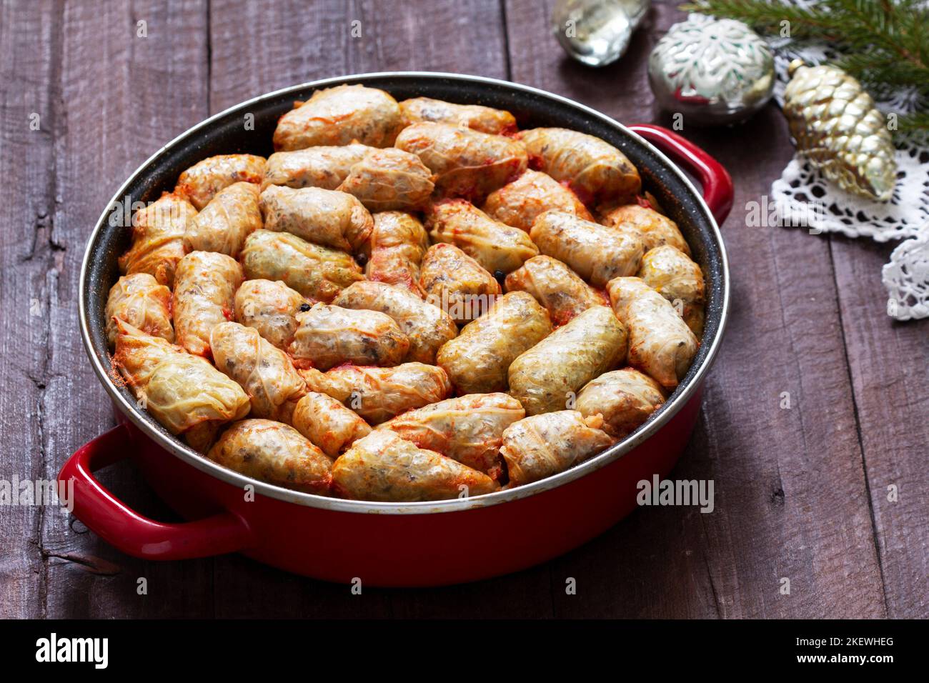 Involtini di cavolo, un piatto tradizionale di cucina moldava e rumena. Foto Stock