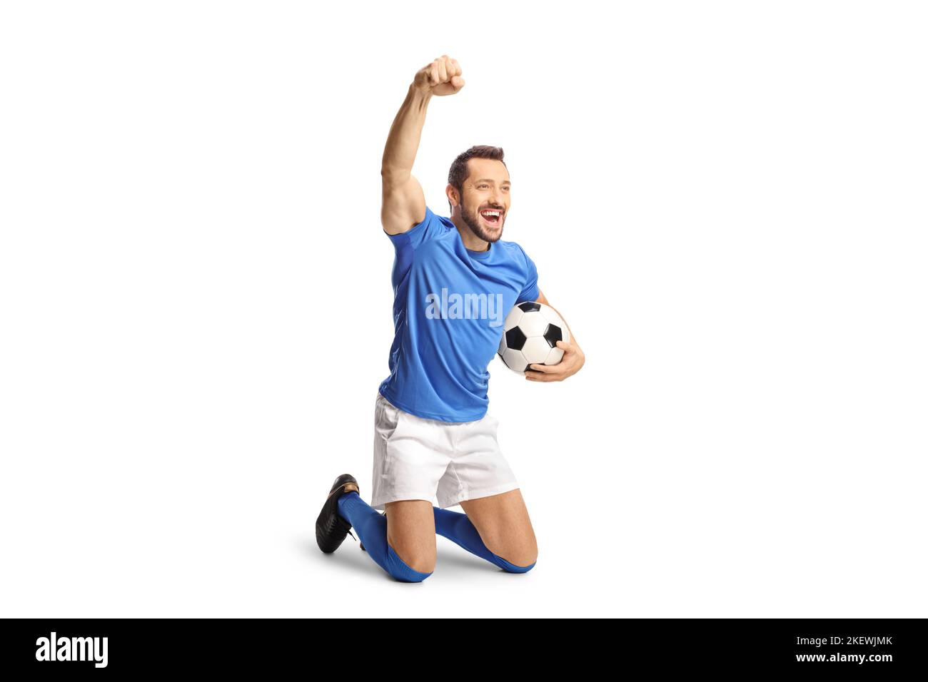 Eccitato fotball giocatore che tiene una palla e inginocchiarsi isolato su sfondo bianco Foto Stock