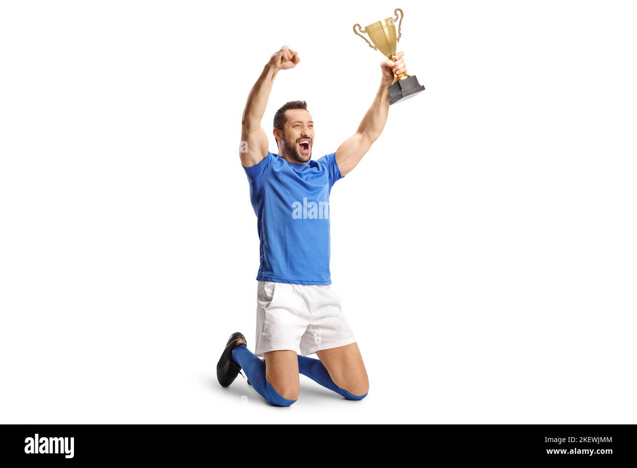 Campione di calcio che tiene un trofeo e si inginocchia isolato su sfondo bianco Foto Stock