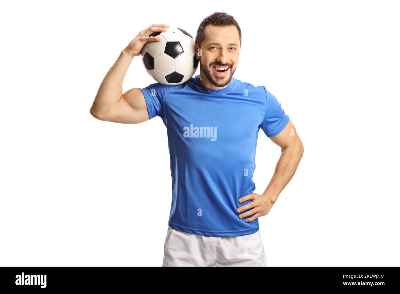 Fotball giocatore che tiene una palla sulla sua spalla isolato su sfondo bianco Foto Stock