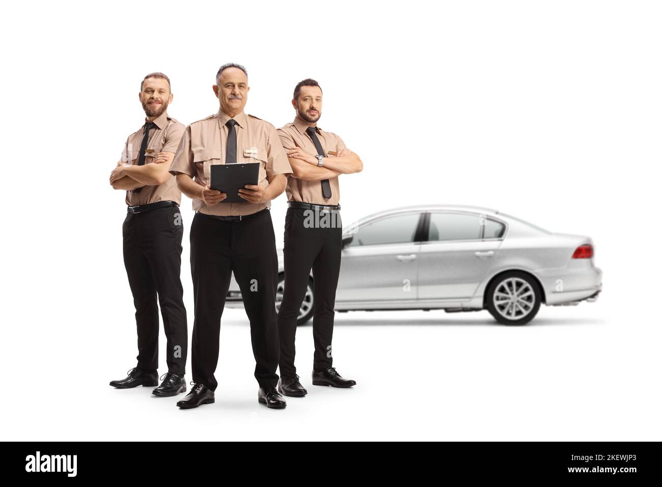 Agenti di sicurezza in piedi di fronte a un'auto isolata su sfondo bianco Foto Stock Agenti di sicurezza in piedi di fronte a un'auto isolata su sfondo bianco Foto Stock