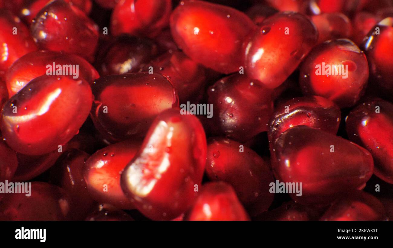 Sfondo di melograno. Macro di pelati semi maturi Foto Stock