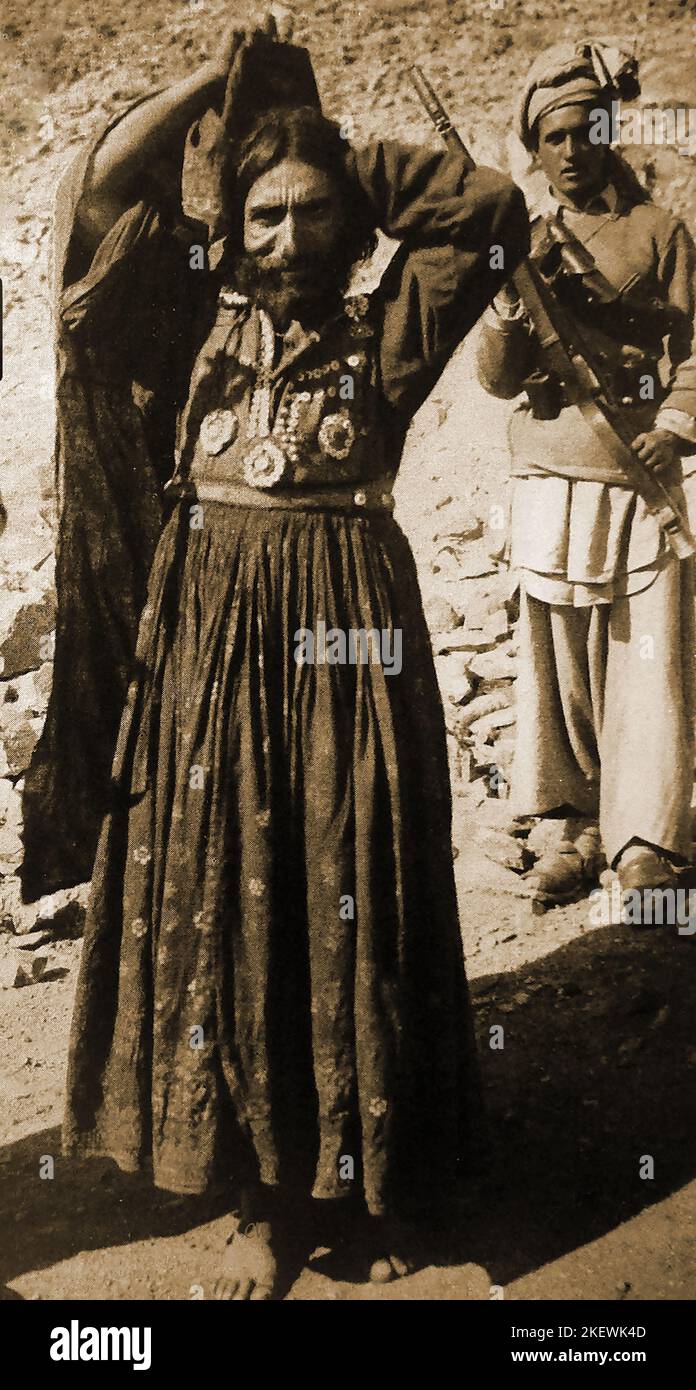 1930 's un prigioniero ribelle vestito come una donna, uno dei 33 trovato a South Waziristan. Sono stati soprannominati "Gaiety Chorus" o "Gays". Waziristan è una regione del Pakistan che appartiene alla zona tribale amministrata Federalmente ed è situata al confine con l'Afghanistan ed è divisa in Waziristan del nord e del sud. Nel 1947 Waziristan entrò a far parte del Pakistan Foto Stock