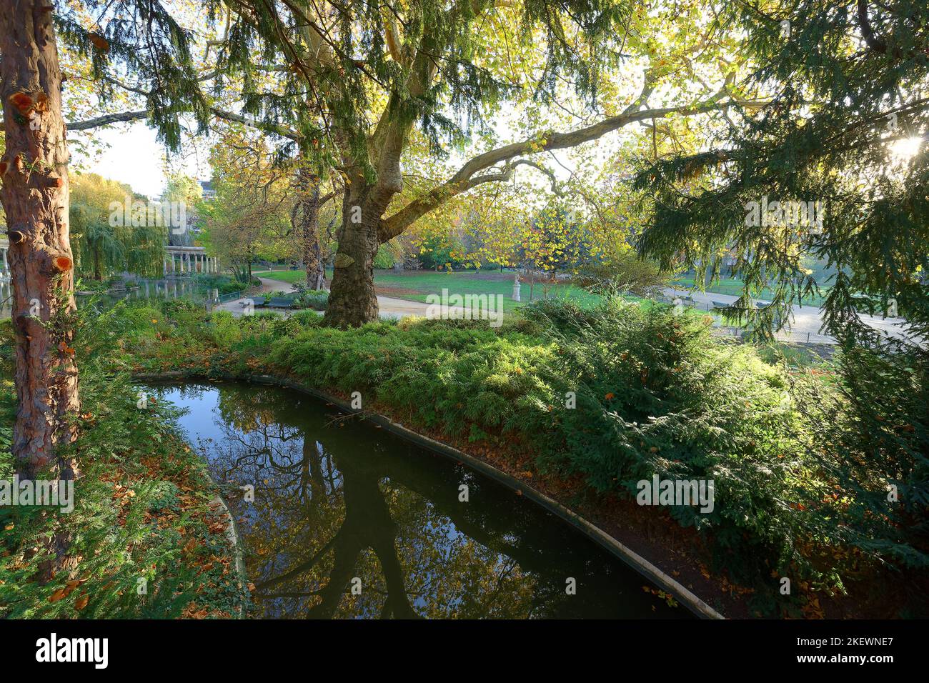 Parc Monceau - Parco pubblico situato nel 8th ° arrondissement di Parigi, Francia. Il parco di Monceau si estende su una superficie di 8,2 ettari. Foto Stock