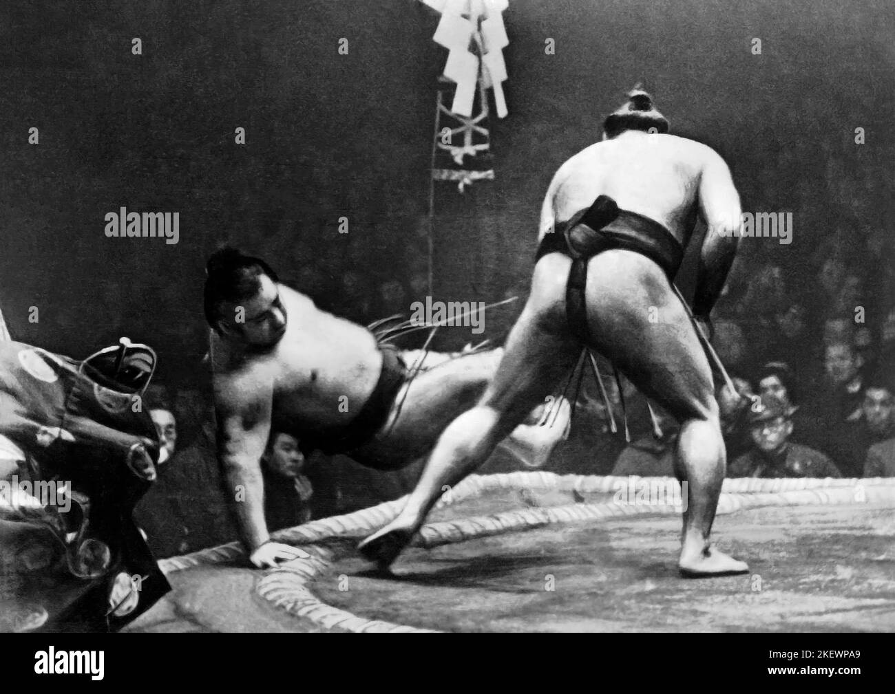Antichi lottatori giapponesi di sumo che combattono durante un torneo, il Giappone Foto Stock