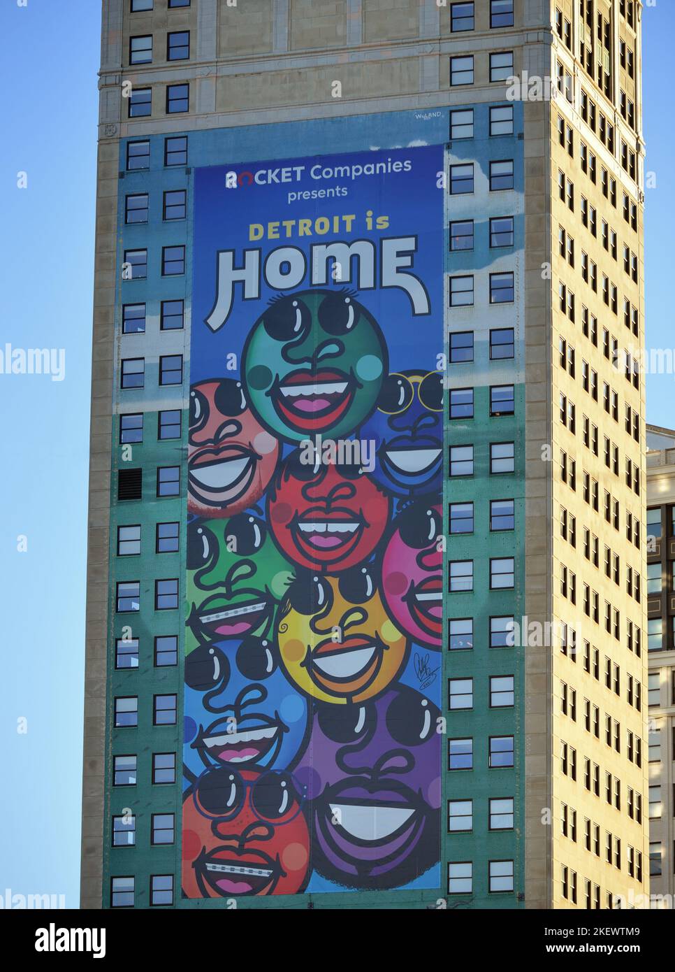 Detroit, Michigan, Stati Uniti. Il banner Detroit is Home si trova sul lato dell'edificio degli appartamenti della Broderick Tower, nel quartiere centrale della città. Foto Stock