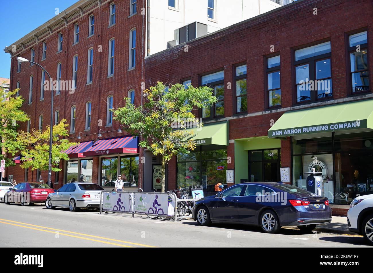 Ann Arbor, Michigan, Stati Uniti. Negozi e aziende lungo Ashley Street vicino al campus della University of Michigan. Foto Stock