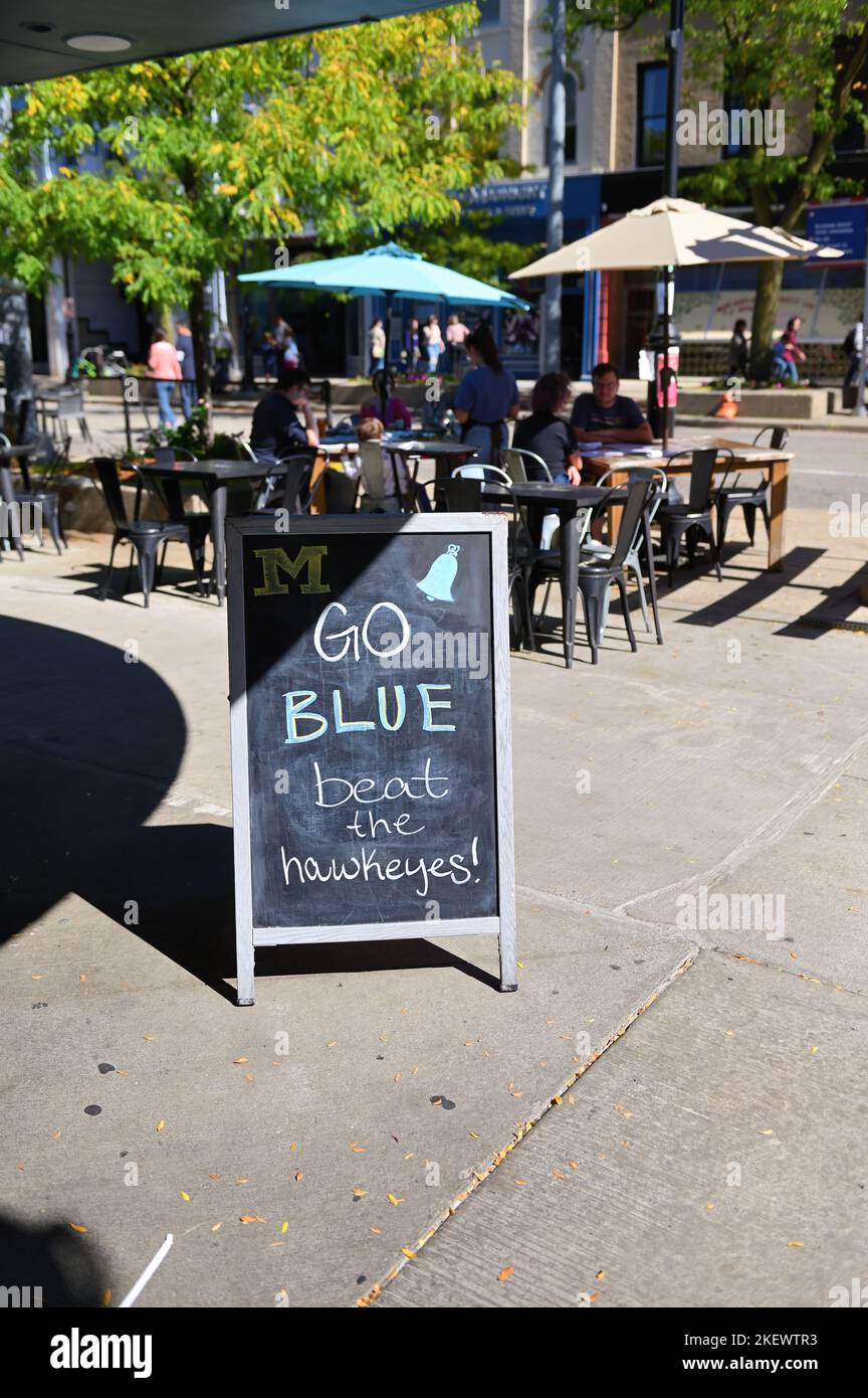 Ann Arbor, Michigan, Stati Uniti. Un ristorante locale sostiene la squadra di football dell'Università del Michigan il giorno della partita il sabato pomeriggio dell'autunno. Foto Stock