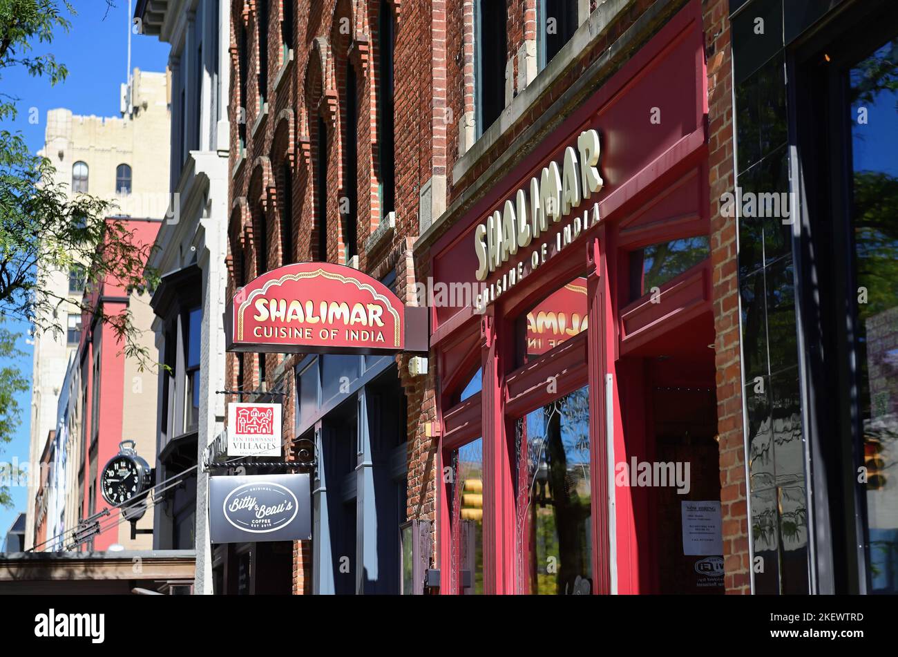 Ann Arbor, Michigan, Stati Uniti. Negozi, ristoranti e aziende lungo una strada vicino al campus della University of Michigan. Foto Stock
