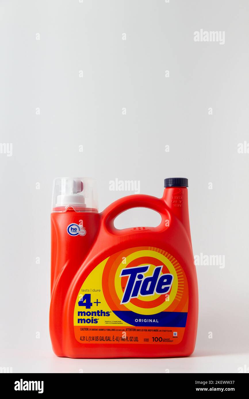 STILLWATER, MN, USA - 7 NOVEMBRE 2022: Detergente per bucato Tide e logo del marchio. Foto Stock