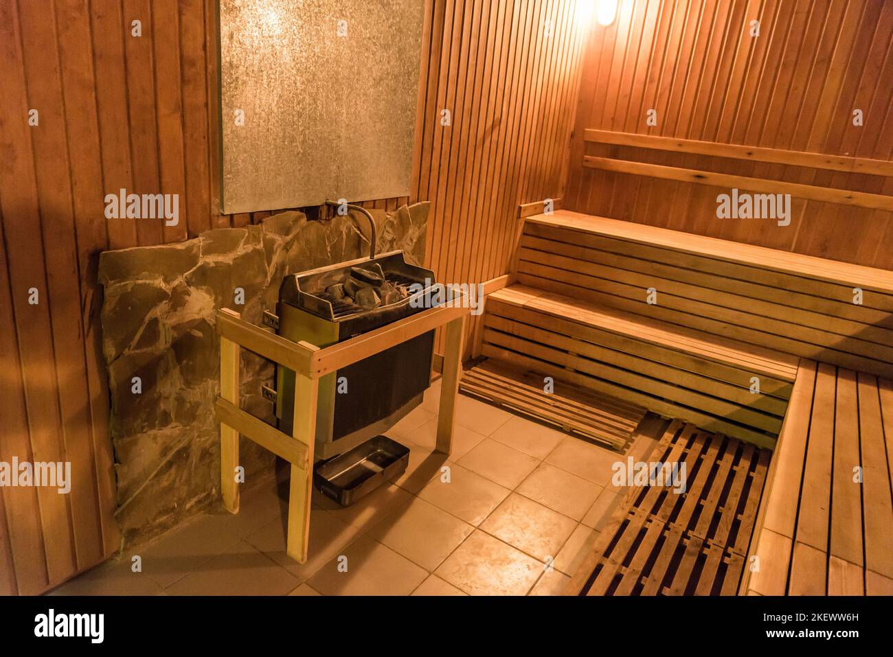 Vasca bagno bagno turco sauna acqua calda, asciugamani bellezza sauna in legno. Vuoto Foto Stock
