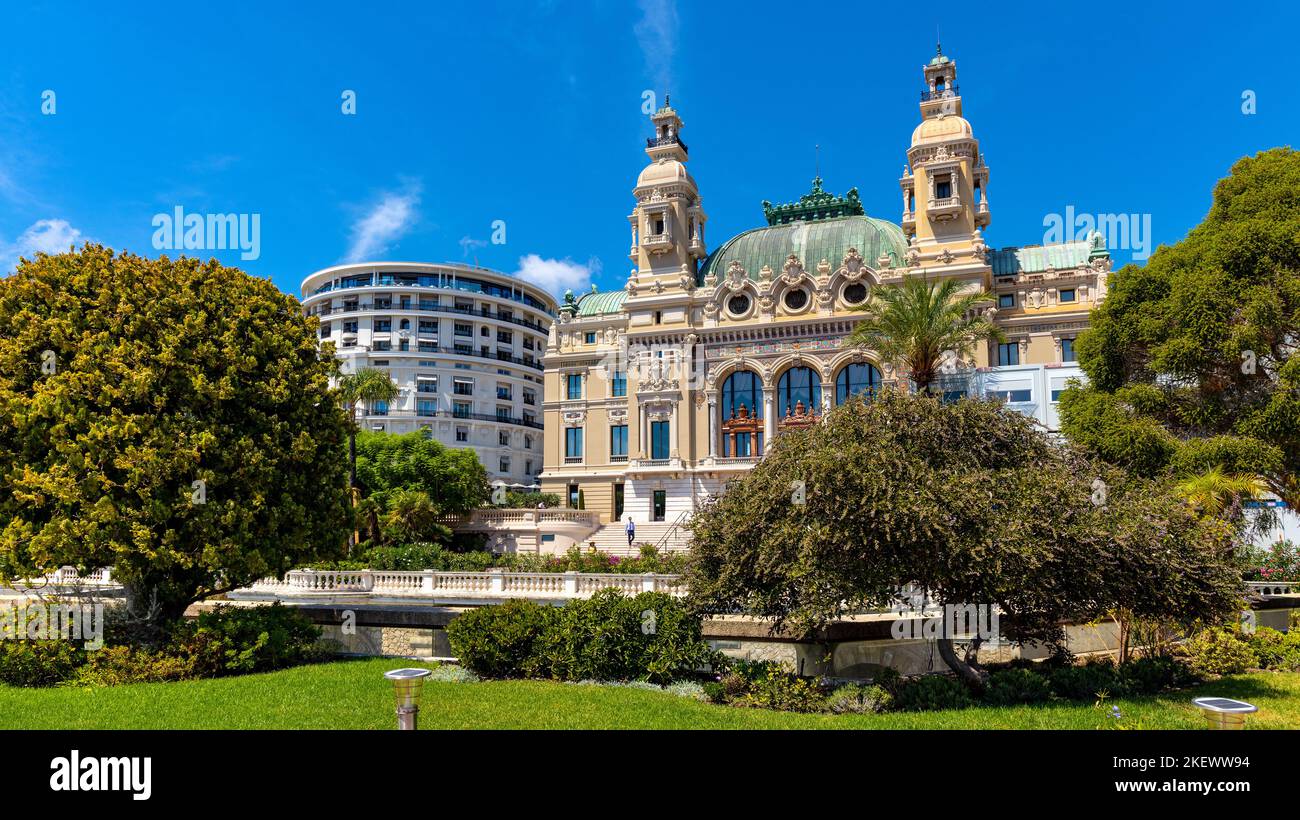 Monaco, Francia - 2 agosto 2022: Facciata sul mare di Monte Carlo Opera House Salle Garnier e Casino sulla costa della Costa Azzurra nel quartiere di Monte Carlo Foto Stock