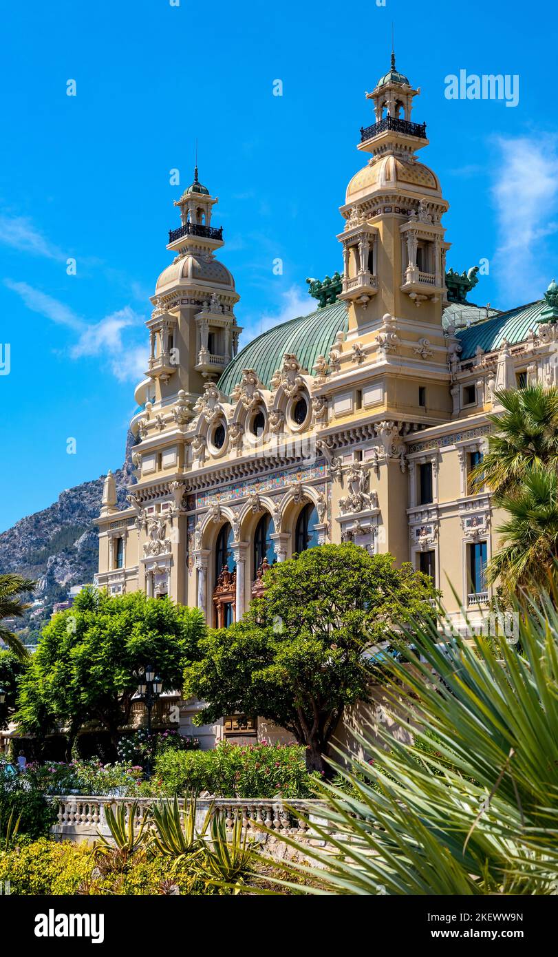 Monaco, Francia - 2 agosto 2022: Facciata sul mare di Monte Carlo Opera House Salle Garnier e Casino sulla costa della Costa Azzurra nel quartiere di Monte Carlo Foto Stock