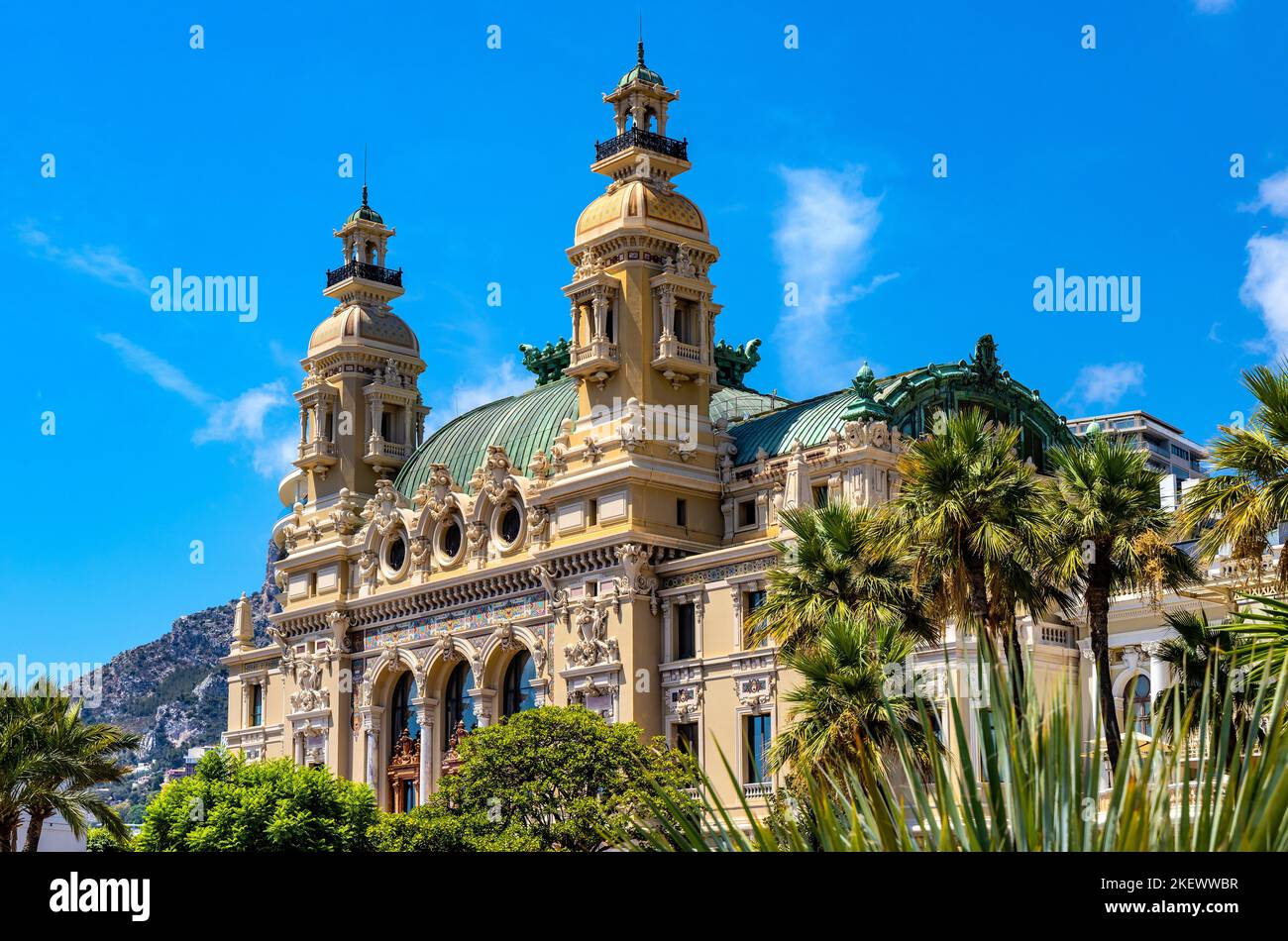 Monaco, Francia - 2 agosto 2022: Facciata sul mare di Monte Carlo Opera House Salle Garnier e Casino sulla costa della Costa Azzurra nel quartiere di Monte Carlo Foto Stock