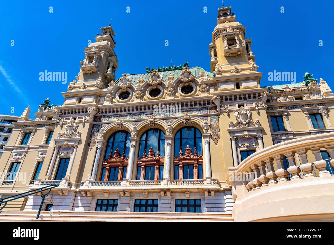 Monaco, Francia - 2 agosto 2022: Facciata sul mare di Monte Carlo Opera House Salle Garnier e Casino sulla costa della Costa Azzurra nel quartiere di Monte Carlo Foto Stock