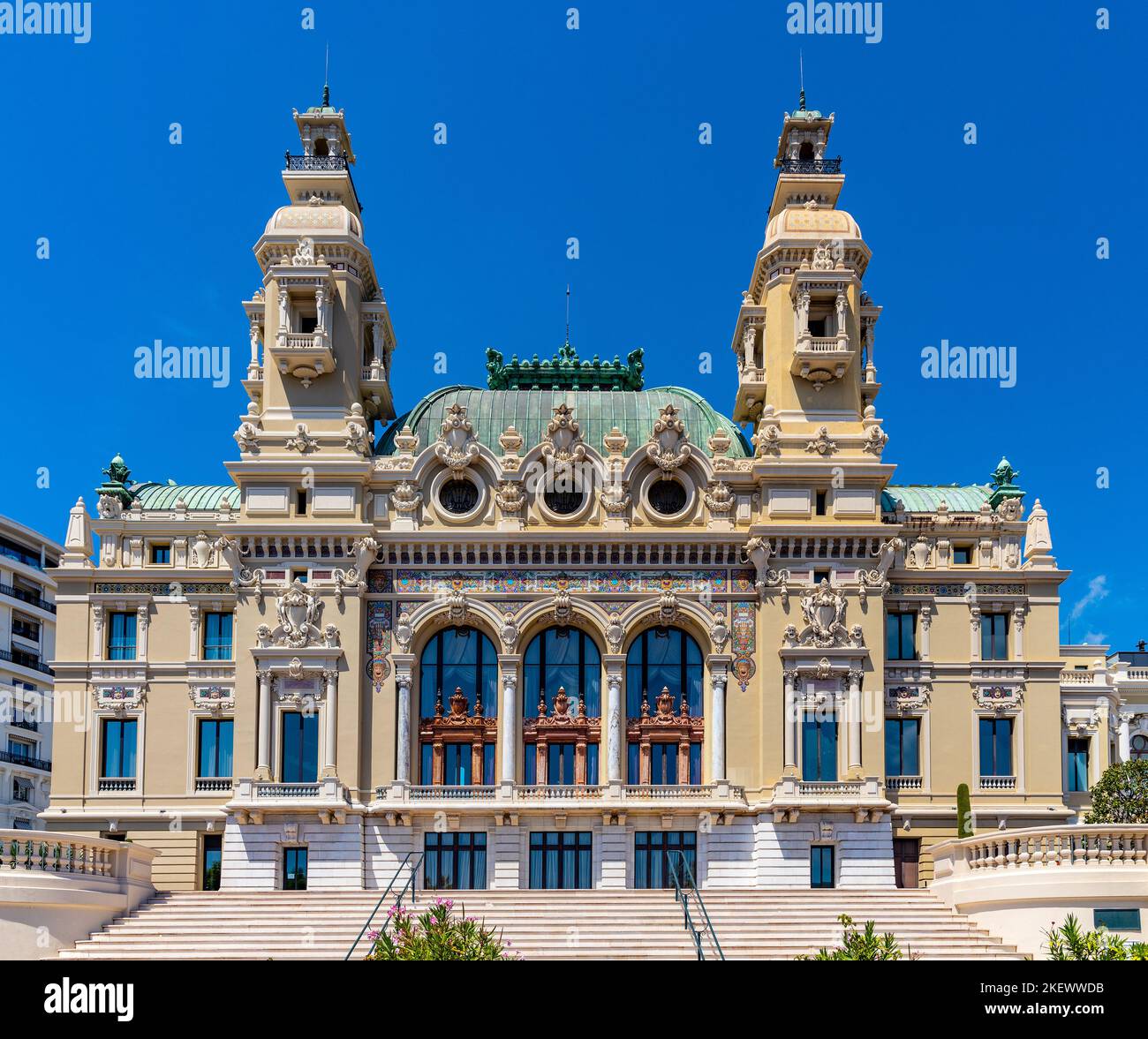 Monaco, Francia - 2 agosto 2022: Facciata sul mare di Monte Carlo Opera House Salle Garnier e Casino sulla costa della Costa Azzurra nel quartiere di Monte Carlo Foto Stock