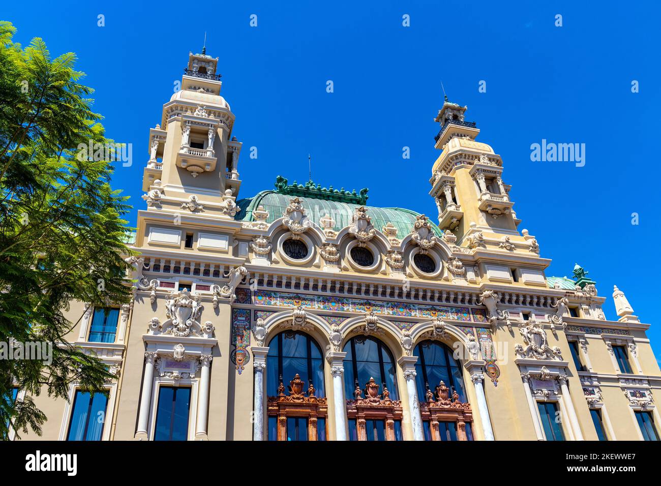 Monaco, Francia - 2 agosto 2022: Facciata sul mare di Monte Carlo Opera House Salle Garnier e Casino sulla costa della Costa Azzurra nel quartiere di Monte Carlo Foto Stock