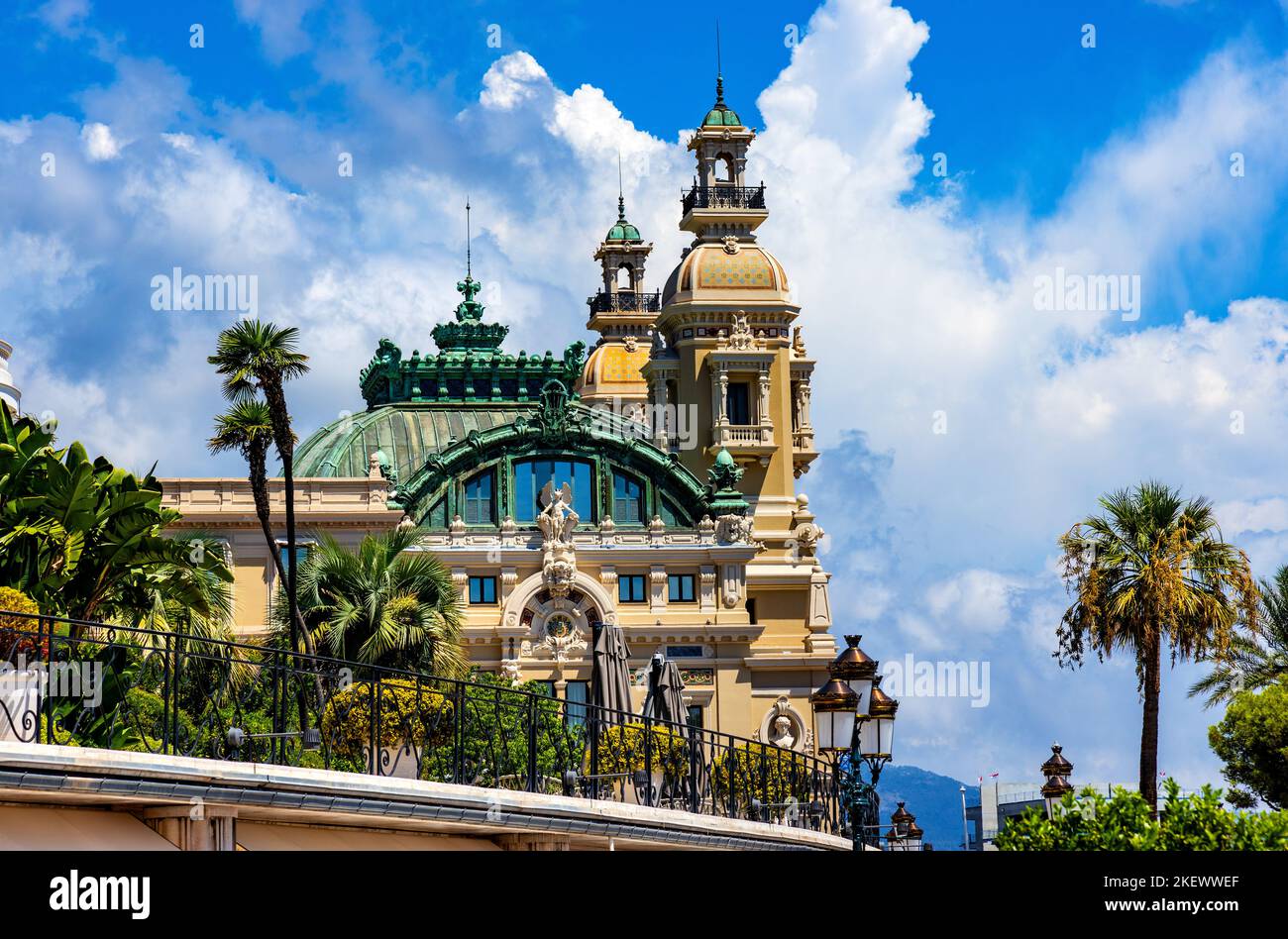 Monaco, Francia - 2 agosto 2022: Facciata sul mare di Monte Carlo Opera House Salle Garnier e Casino sulla costa della Costa Azzurra nel quartiere di Monte Carlo Foto Stock