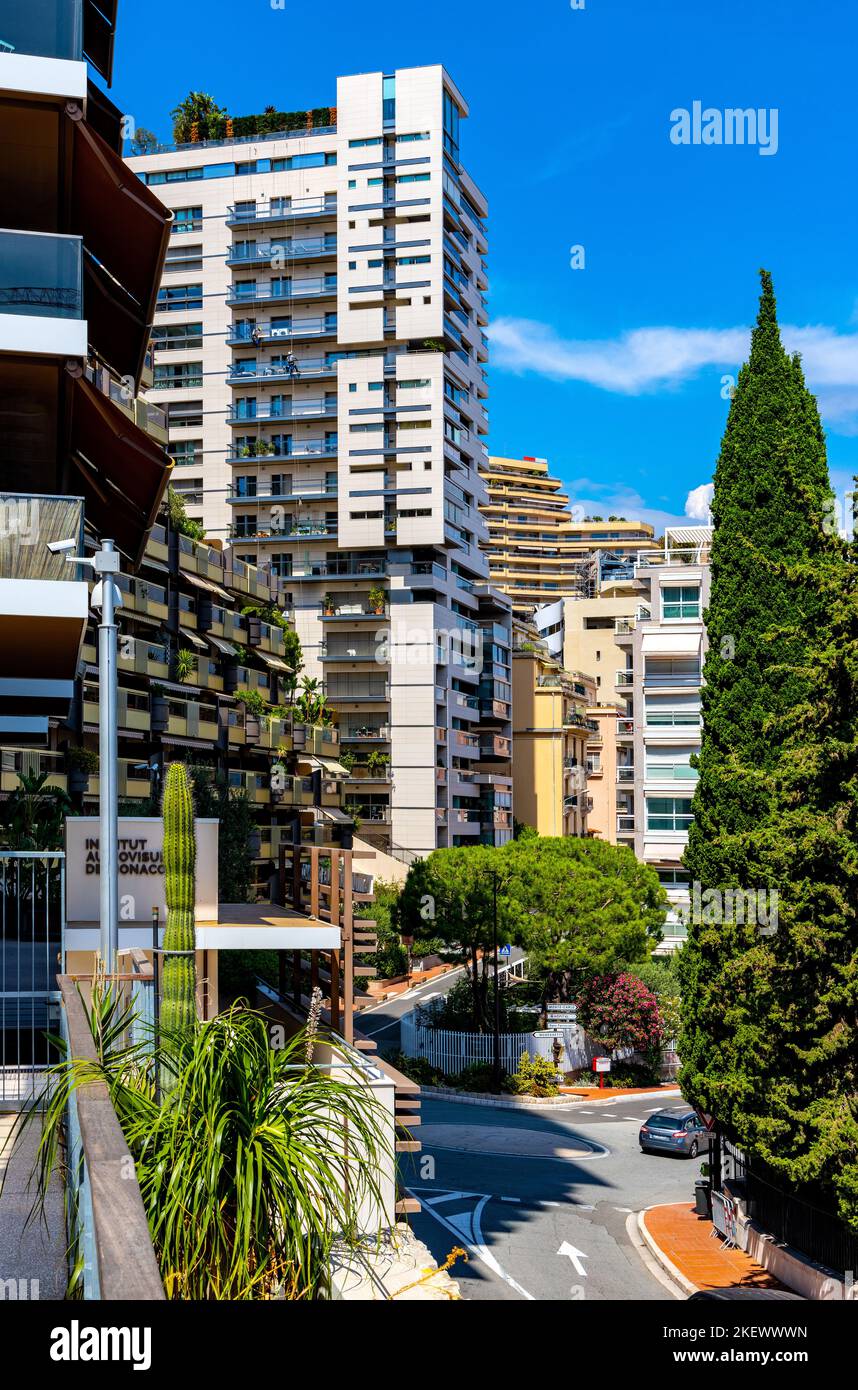 Monaco, Francia - 2 agosto 2022: Moderno sviluppo residenziale su larga scala del quartiere Les Revoires nel distretto di Monte Carlo del Principato di Monaco Foto Stock