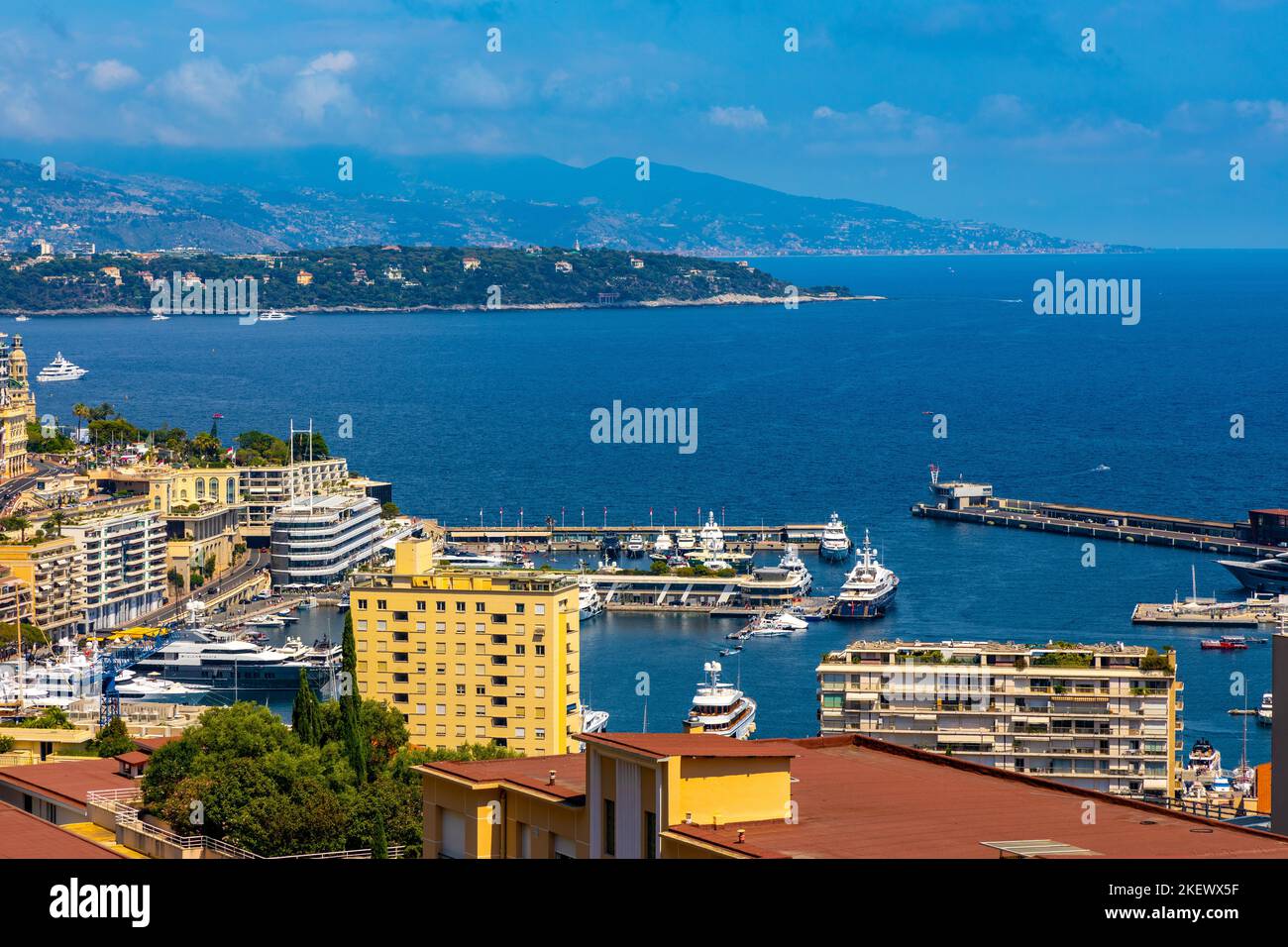 Monaco, Francia - 2 agosto 2022: Vista panoramica dell'area metropolitana di Monaco con i quartieri di Monte Carlo, Carrieres Malbousquet e Les Revoires Foto Stock