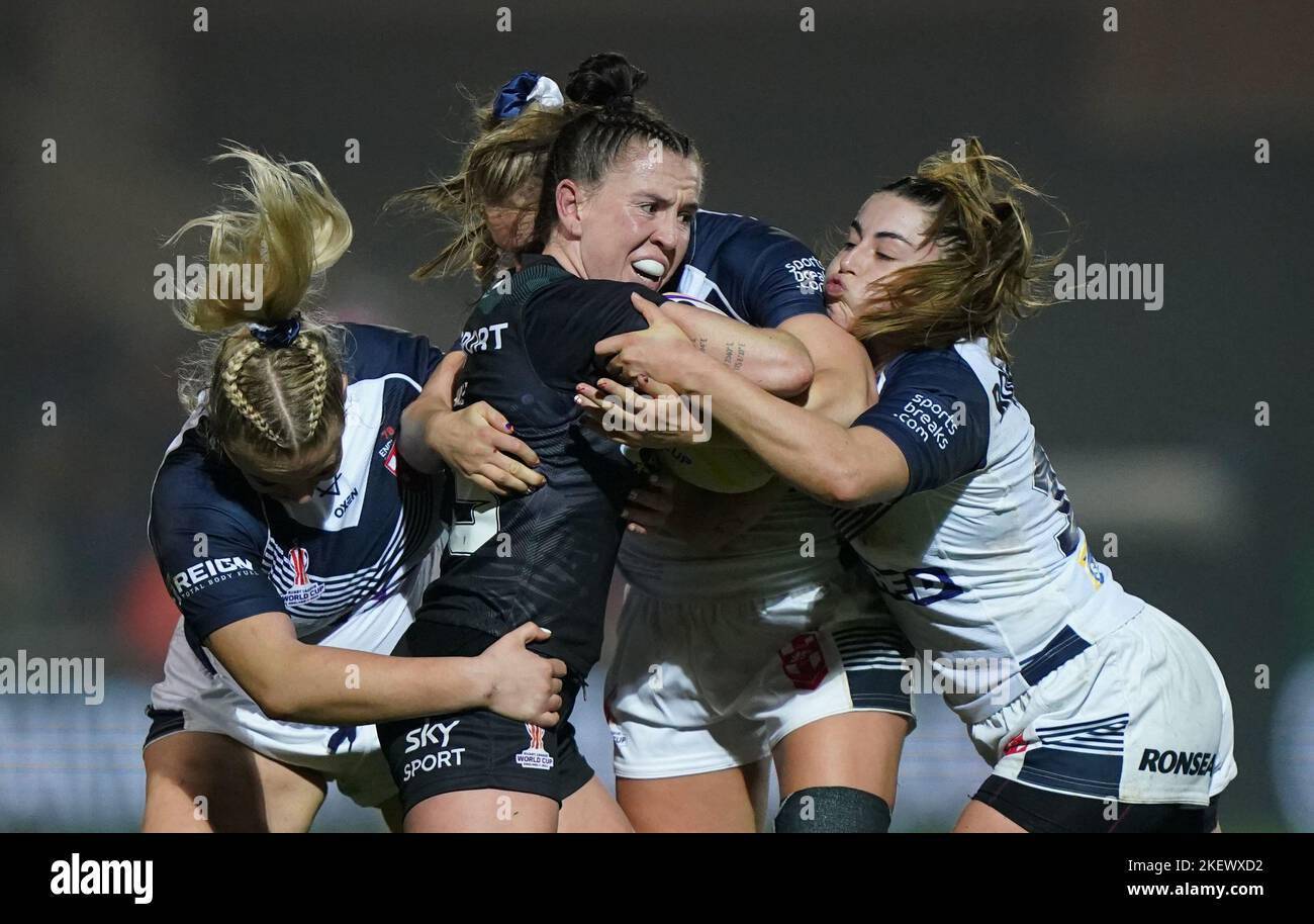 La Georgia Hale (al centro) della Nuova Zelanda combatte con Emily Rudge (a destra) dell'Inghilterra durante la partita semifinale della Coppa del mondo di rugby femminile al LNER Community Stadium, York. Data immagine: Lunedì 14 novembre 2022. Foto Stock