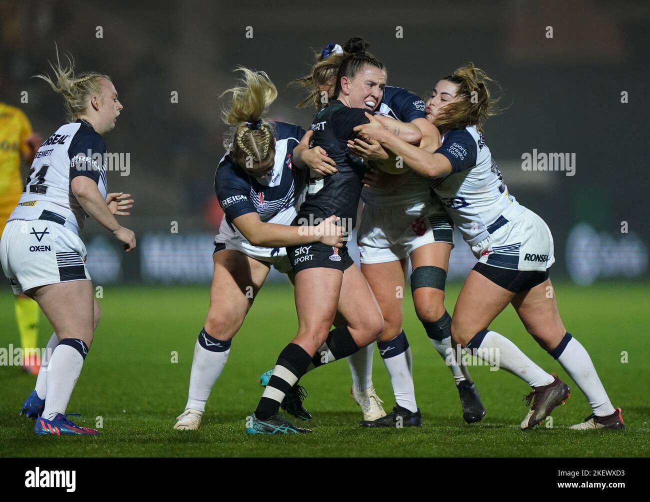 La Georgia Hale (al centro) della Nuova Zelanda combatte con Emily Rudge (a destra) dell'Inghilterra durante la partita semifinale della Coppa del mondo di rugby femminile al LNER Community Stadium, York. Data immagine: Lunedì 14 novembre 2022. Foto Stock