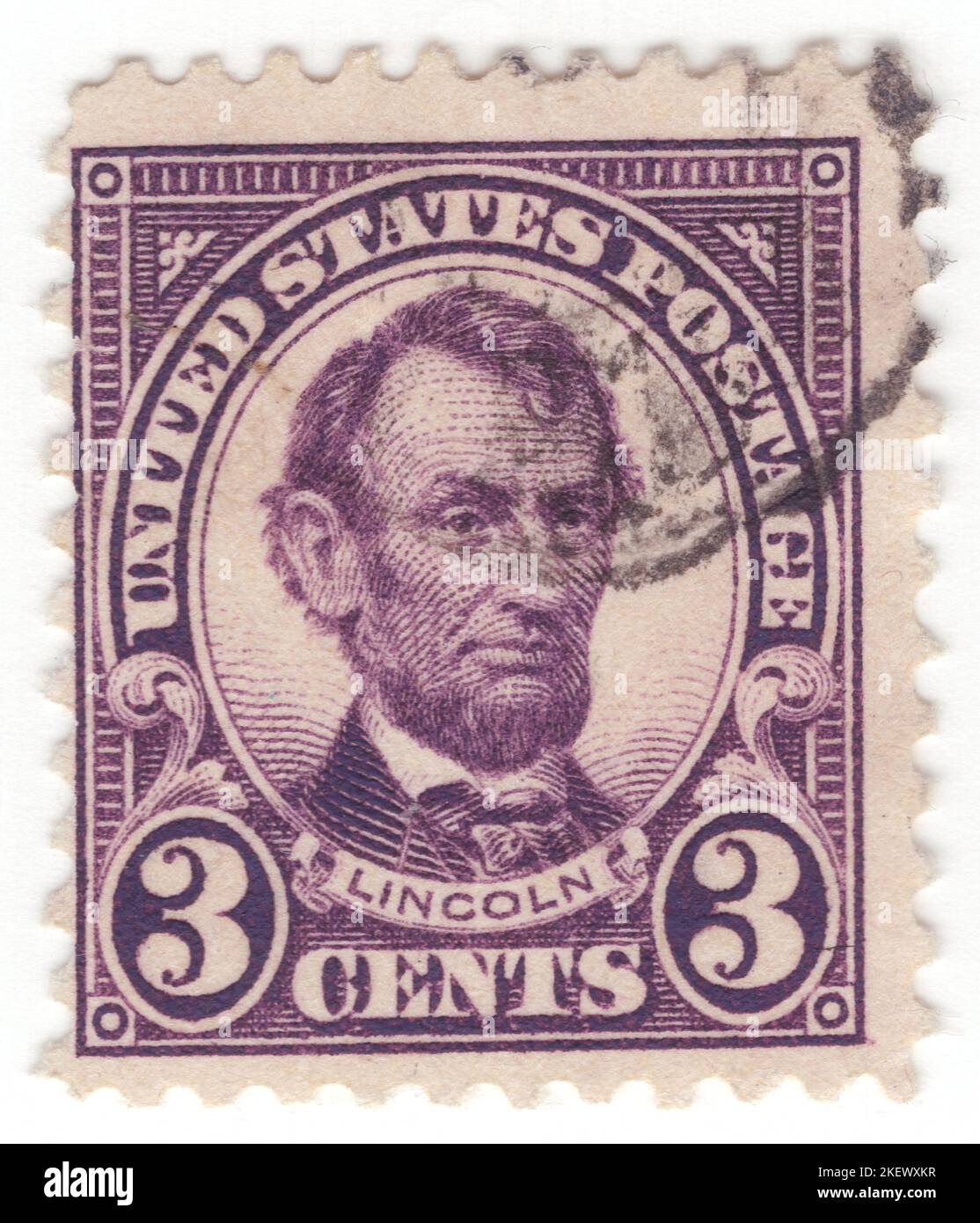 USA - 1923: Un francobollo viola da 3 centesimi raffigurante il ritratto di Abraham Lincoln. Avvocato e statista americano che è stato il 16th presidente degli Stati Uniti dal 1861 fino al suo assassinio nel 1865. Lincoln guidò la nazione attraverso la guerra civile americana e riuscì a preservare l'Unione, abolendo la schiavitù, rafforzando il governo federale e modernizzando l'economia degli Stati Uniti Foto Stock