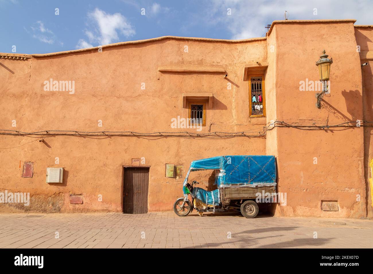 La facciata luminosa di un tipico edificio nella medina di Marrakech, Marocco Foto Stock