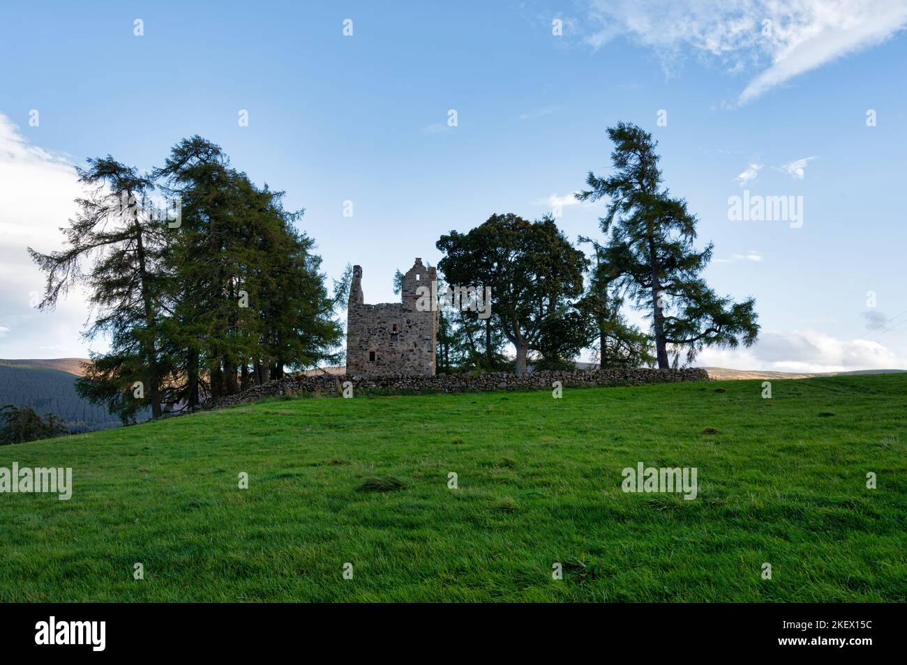 Le rovine del castello di Knock nelle montagne Cairngorm della Scozia settentrionale Foto Stock