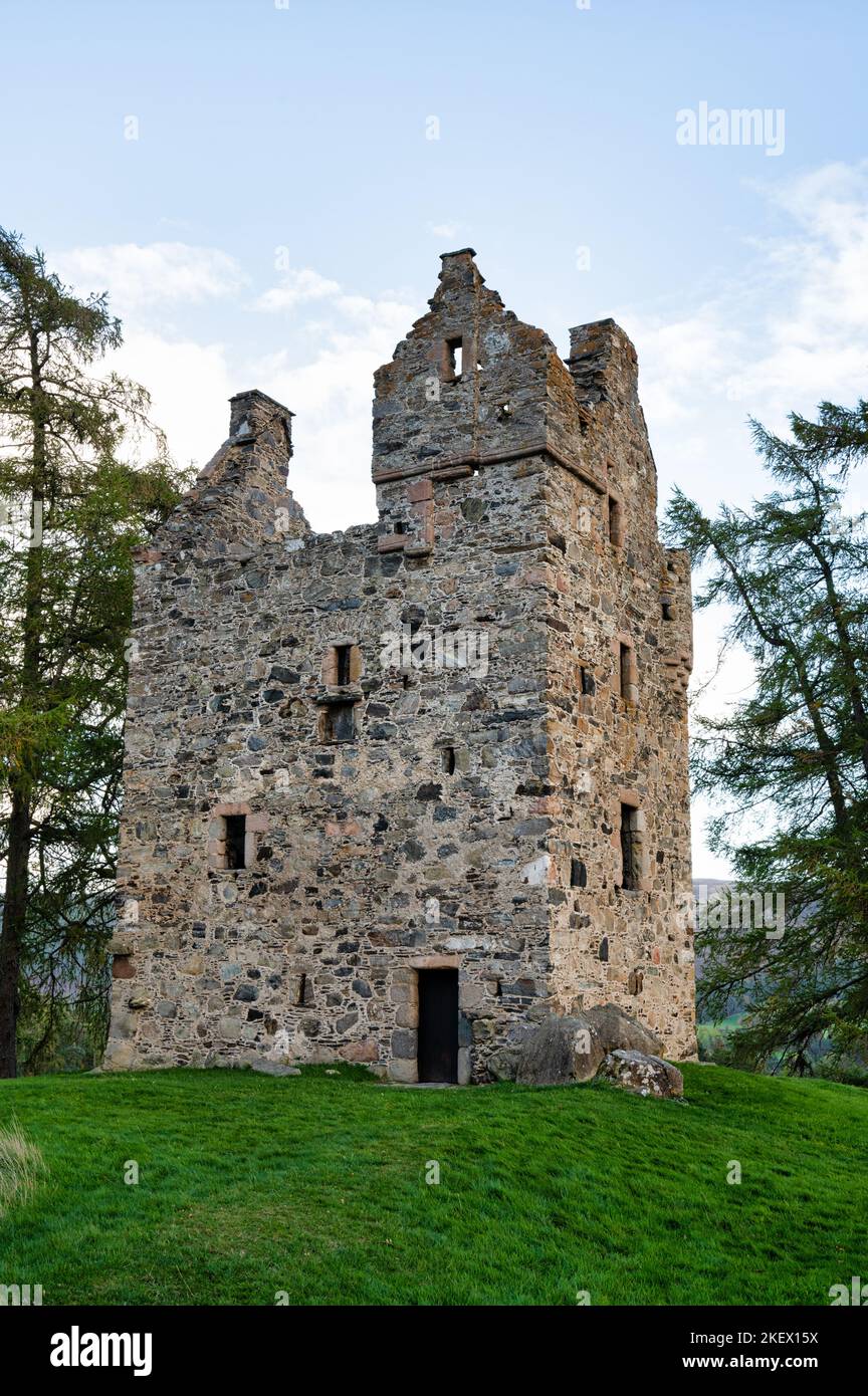 Le rovine del castello di Knock nelle montagne Cairngorm della Scozia settentrionale Foto Stock