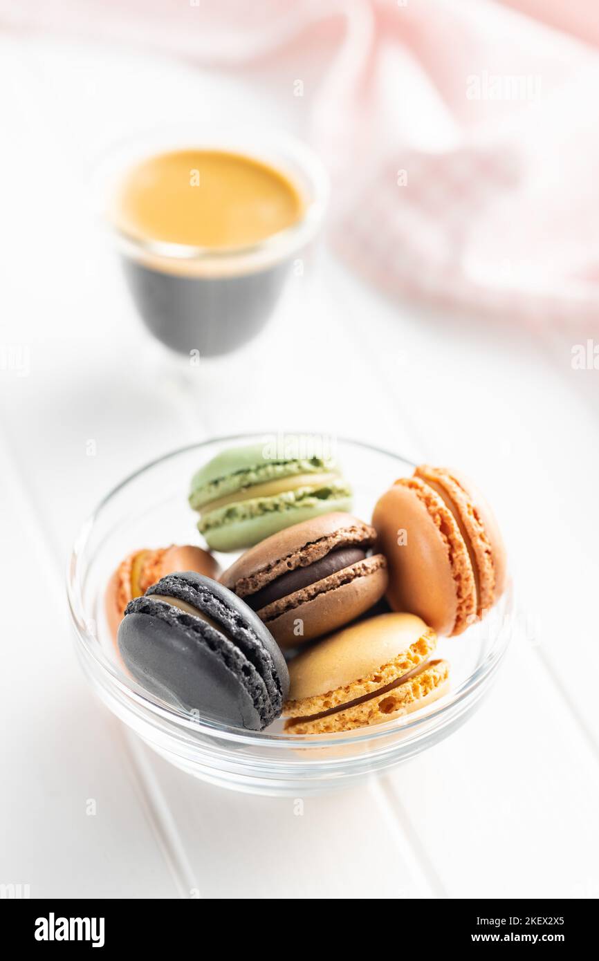 Dolce al macaron. Macaron colorati in ciotola sul tavolo bianco. Foto Stock
