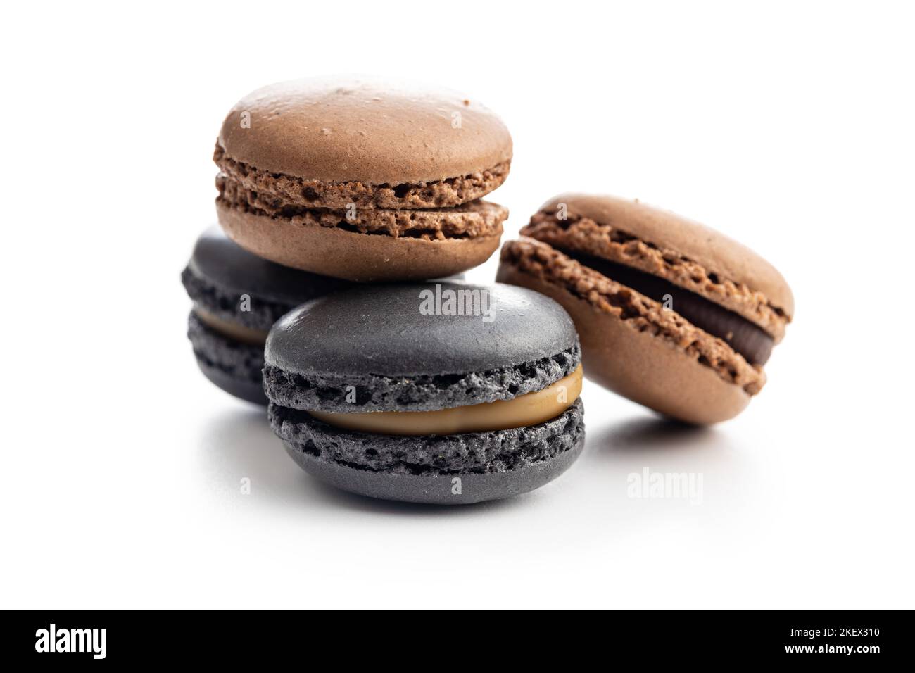 Dolce al macaron. Macaroni isolati su sfondo bianco. Foto Stock